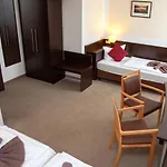 Seehotel Zum Loewen Hotel Strasen